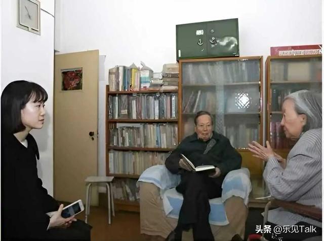 杨振宁葬礼今日举行！遗体覆盖国旗，翁帆站首位，次子杨光宇露面