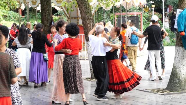 日接待游客超10万人次！黔灵山公园凭什么成了贵州旅游的顶流？