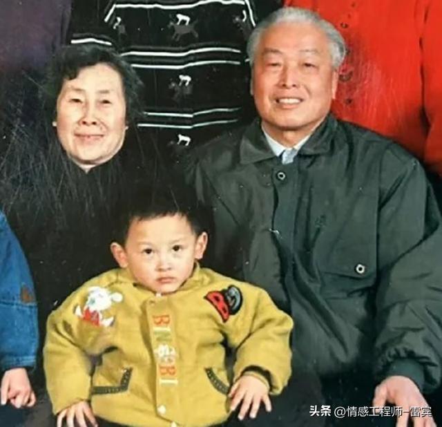 宗馥莉全家罕曝光！婶婶漂亮妈妈格格不入，爷爷奶奶果然宠孙子！