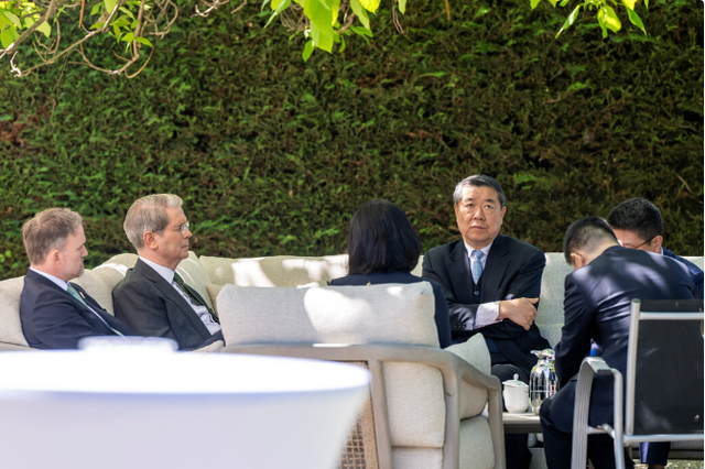 特朗普就访华表态，还给中国开出了两个前提，中方一个都不会答应