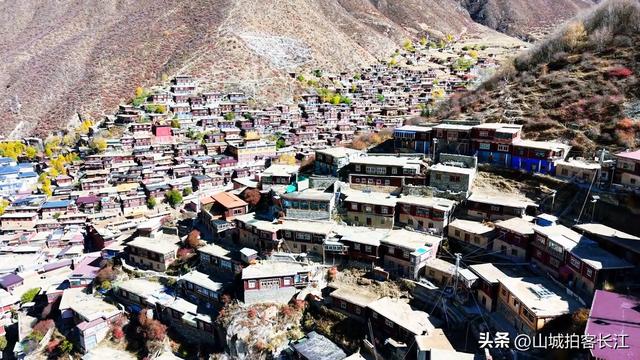 四川偏远的“一线”小城，房子挂在悬崖边，看着就令人心生畏惧！