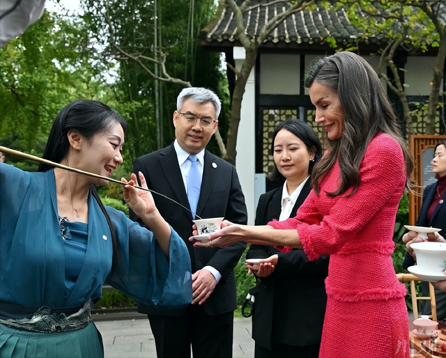 被西班牙王后惊艳了！4天6套Look	，从成都美到北京