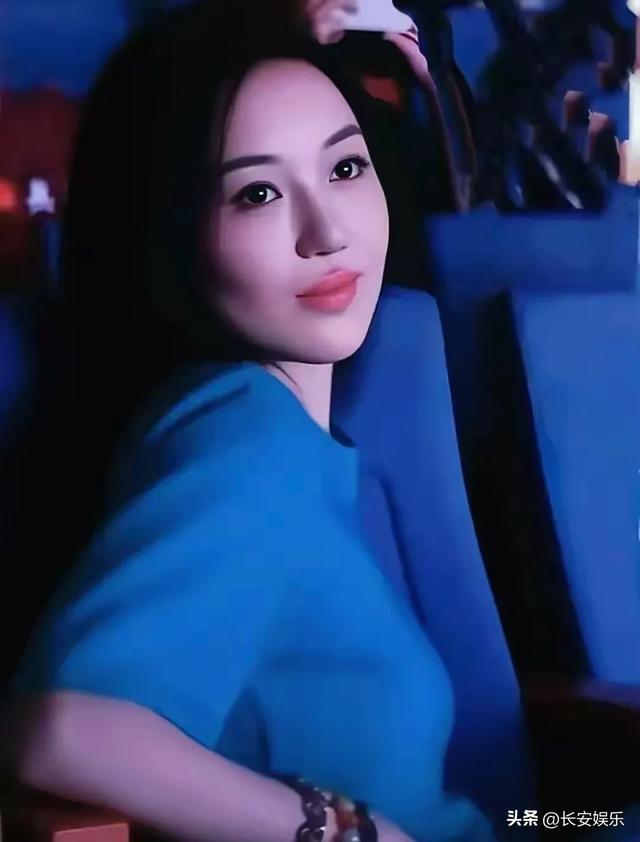 王菲女儿李嫣兔唇消失后，神似当年某冰冰，气质清新脱俗，太美了