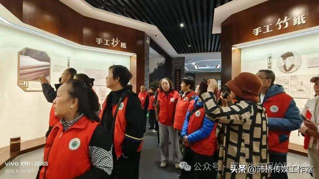 最美水杉林里志愿红