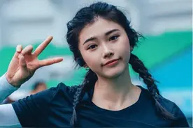 化妆、招牌动作，吴艳妮背景被扒，原来她有后盾啊图片