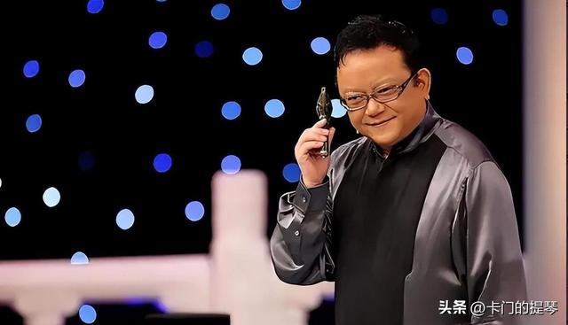 事实证明，被传卖掉上亿豪宅移民美国的王刚，已经走上另一条大道