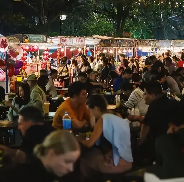 美国小伙来中国旅游，回国发文称:中国的晚上太危险，千万别出门