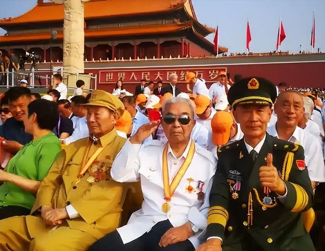 被央视怒批、脑袋空空，德不配位，难怪阅兵从不邀请“流量”明星
