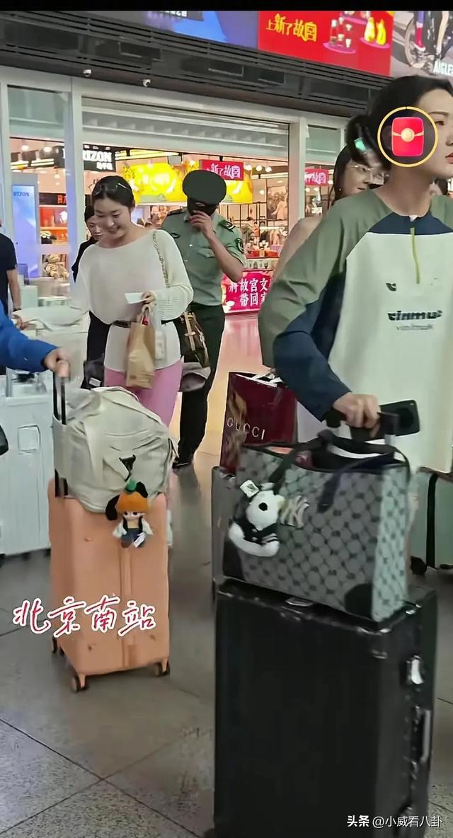 车站遇见参加完九三阅兵的女民兵，脱下迷彩服换上便装，个高时尚