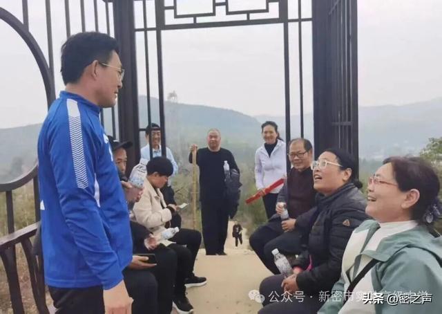 新密市实验高级中学举行重阳节登魏长城小顶山活动