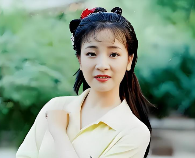 她是国家一级女演员，多次给丈夫戴绿帽，重病丈夫坐轮椅也不离婚