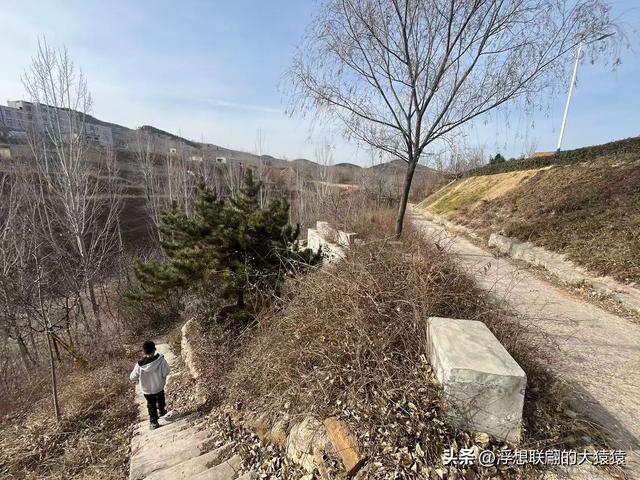 莱芜苗山镇铜山村里的汉代铜矿洞