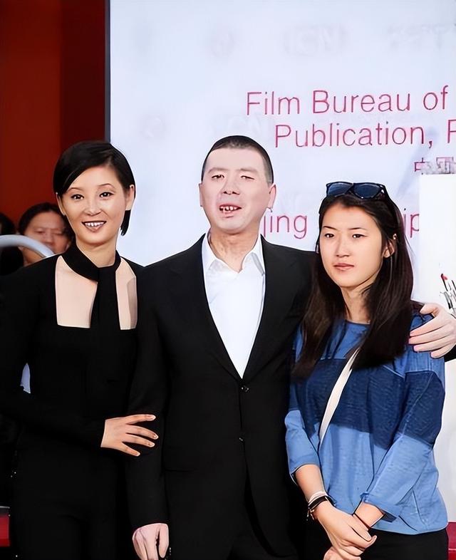 徐帆回应离婚五个月后，冯小刚再惹争议，养女徐朵竟成了导火索