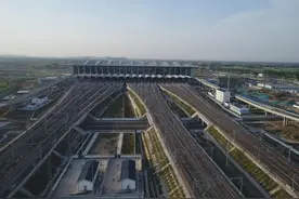 中国每年报废上百万吨废旧铁轨，为何铁轨不回收，而是就地埋?图片