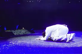 海来阿木自曝在演出中“左耳失聪好几次”图片