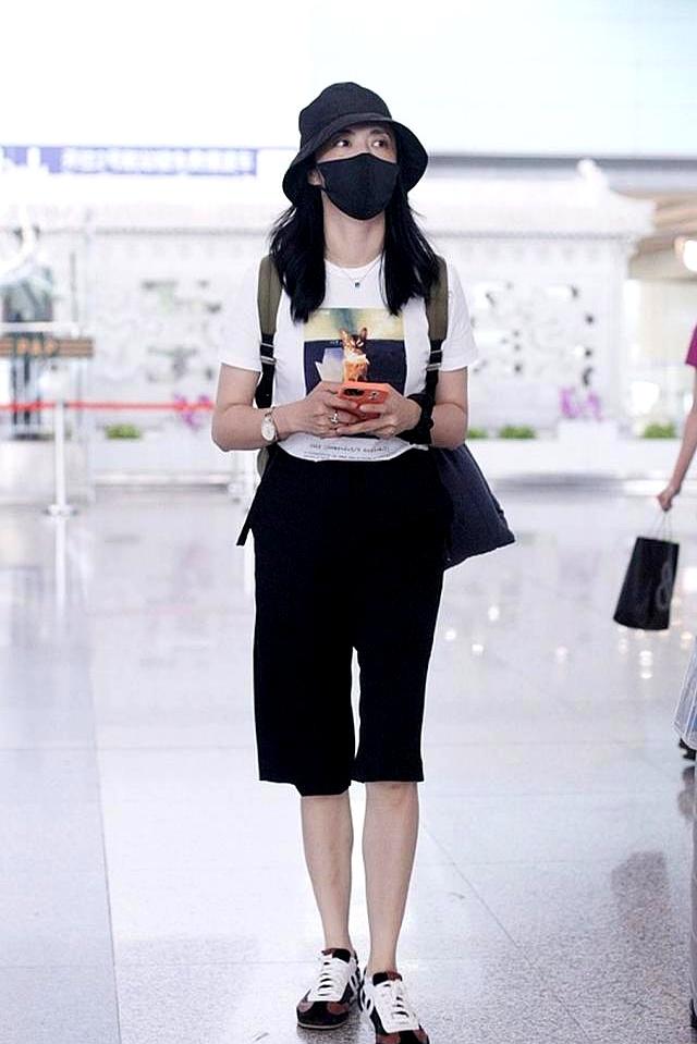 会穿“短裤”的女人才是真高级！瞧45岁姚晨这样搭，多优雅有气质