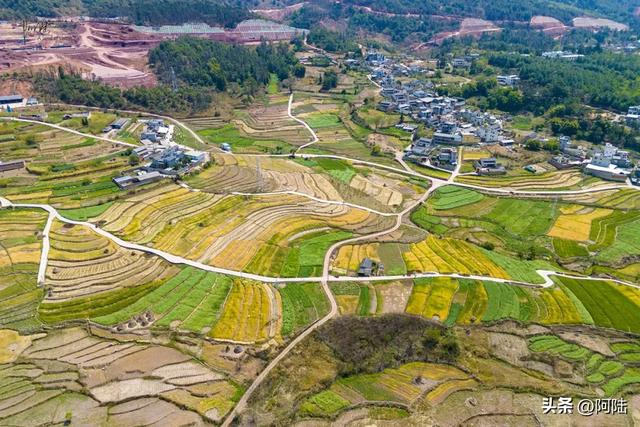 俯瞰大理郊外的乡村田园，胜似江南还多几分野性，美得让人心醉
