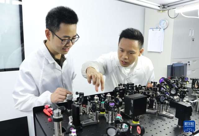 开启脑科学“彩色视界”：我国成功研制多色微型化双光子显微镜