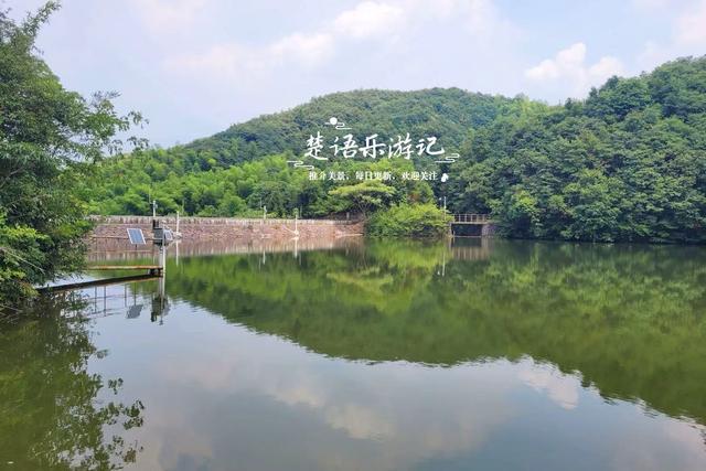 浙江宁波将军山麓的古村，群山环抱犹如世外桃源，堪称绝美度假村