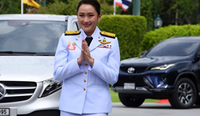 最后10天，佩通坦还能回总理之位吗？泰国国内爆发大规模抗议，柬埔寨这回搞砸了，洪森自讨苦吃