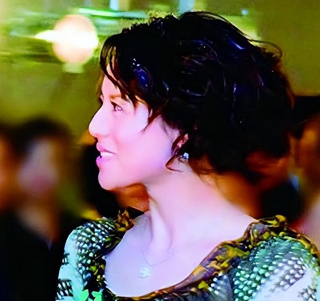 凭姿色4年借了17亿，靠“借钱“过奢靡生活的她，最终下场太惨​