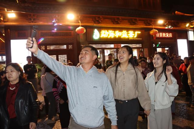 【坐上火车去云南】中外博主走进普洱，在茶咖香里邂逅“有一种叫云南的生活”