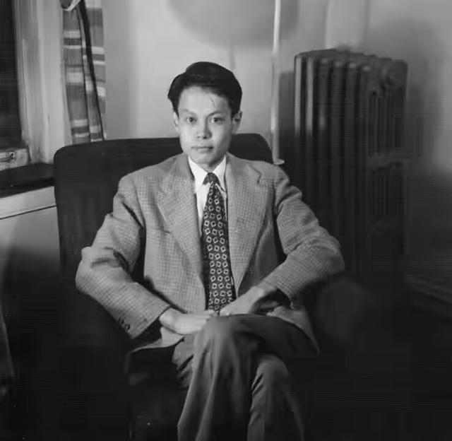 1971年，杨振宁和杜垏明夫妇在北京的住所内，留下了一张罕见合影