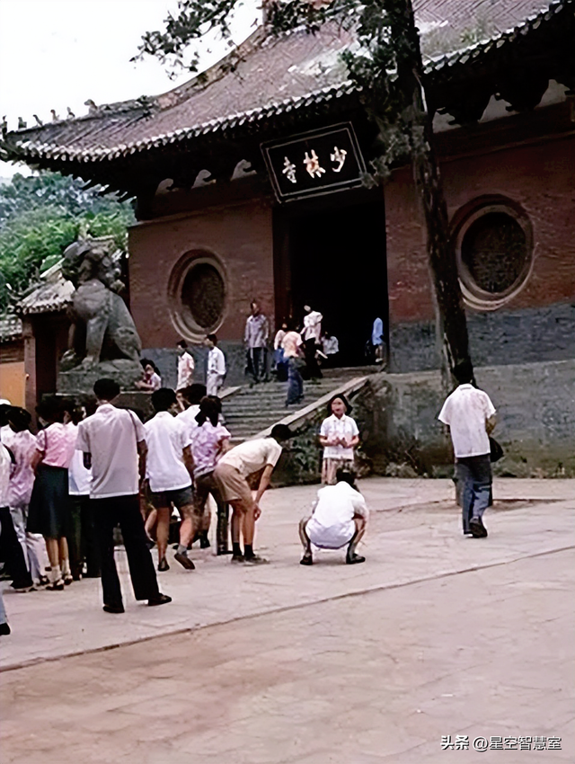 1985年少林寺，已经开始收门票，初显商业气息，美国游客拍下照片