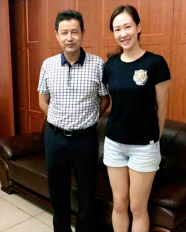 女排名将米杨：当年与王宝泉闹矛盾引轰动，再婚嫁排球帅哥当继母