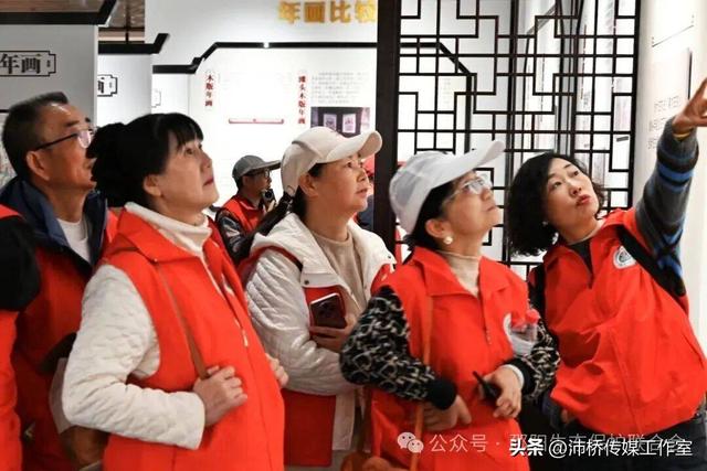 最美水杉林里志愿红