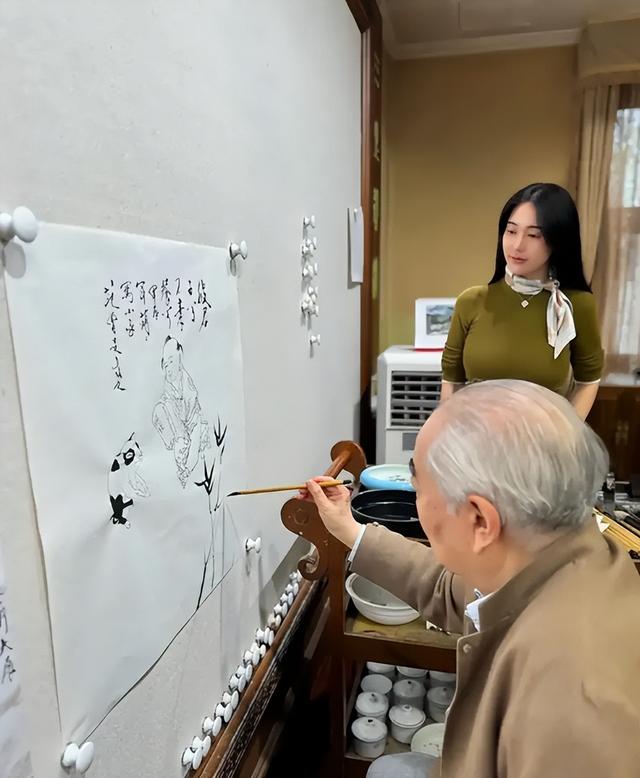 徐萌藏不住了！被曝陪丈夫范曾看画展，身穿哺乳衣，疑已怀孕生子