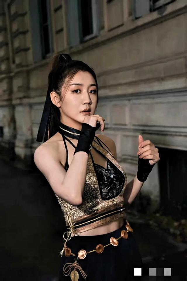 天呐！陈梦不打球穿衣很放得开啊 挂脖上衣露出小蛮腰 性感不失优雅