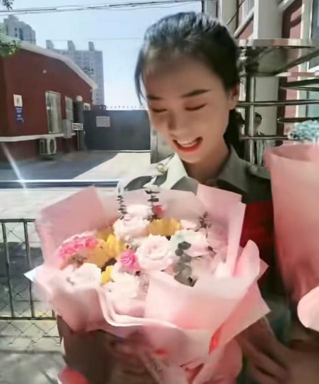 太牛了！女民兵李思颖阅兵回家仅半天,母亲就宣布其新身份，恭喜