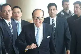 李嘉诚花10亿聘请24个保镖，每人年薪百万，为何大家都不想干了图片