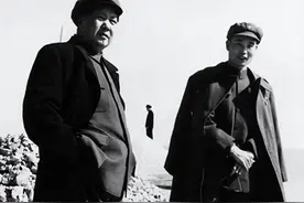 毛主席问:关羽姓什么？公安厅长:当然姓关。主席:不对，错了。图片