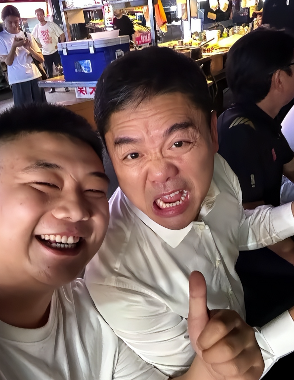 刘强东去看苏超了，喝着啤酒跳着舞，情绪好嗨，市长在旁边吹喇叭