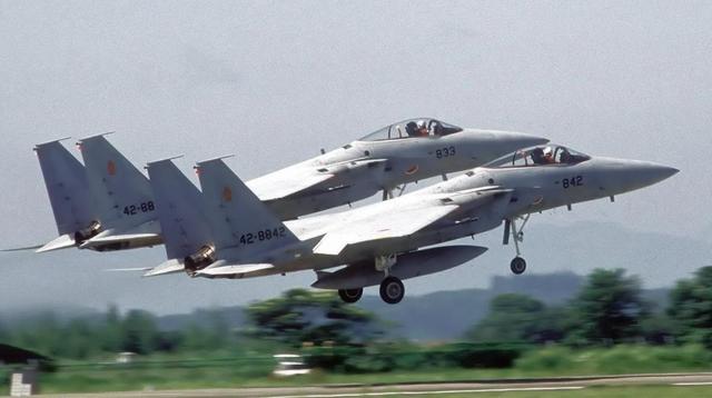 中方军机对日亮剑	，不到24小时，高市早苗恼羞成怒：将坚决回应