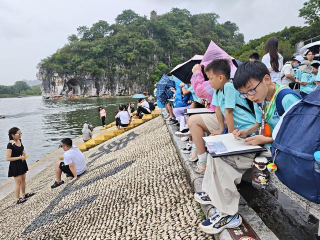 山水联动！“小海豚”们说：走进了《漓江百里图》的画卷