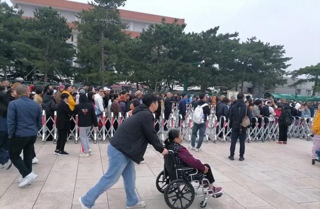 2025年10月17日，北京毛主席纪念堂发生的真实场景，排队太感人了