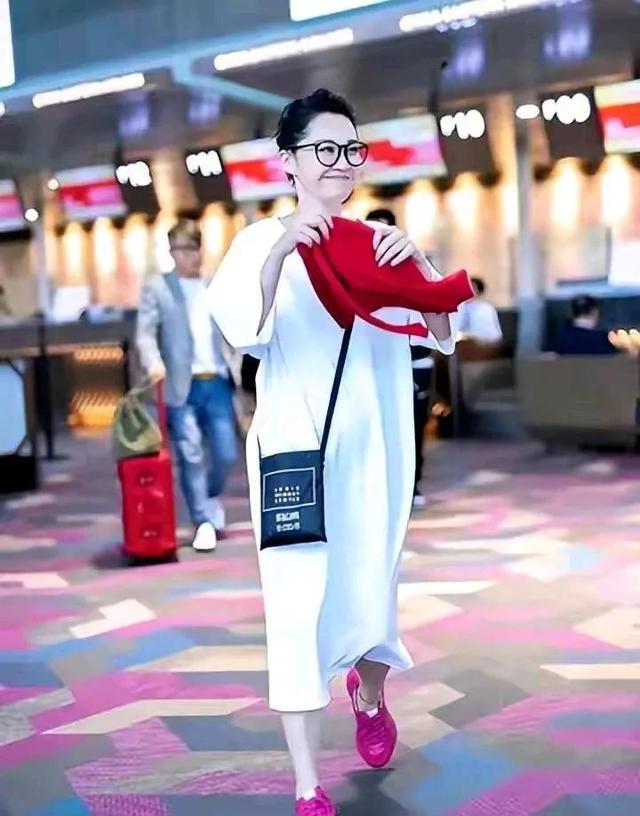 她一生 “风流成性、老少通吃”，撩汉无数，现如今56岁却依旧单身