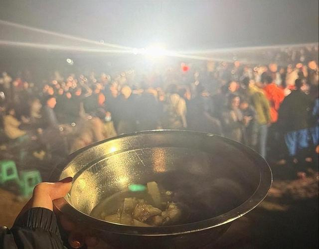 杀猪宴暖意全是假象，官媒揭示呆呆妹真实处境	，隐私遭泄露难招架