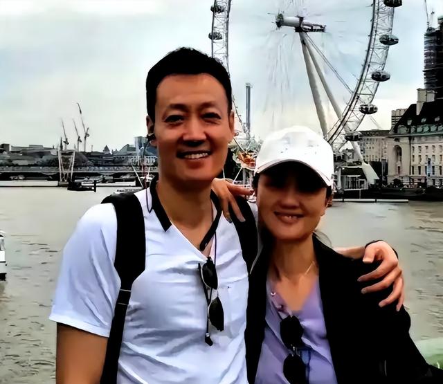 辛柏青消失五个月现身一个举动败坏好感，身边长发美女引人热议