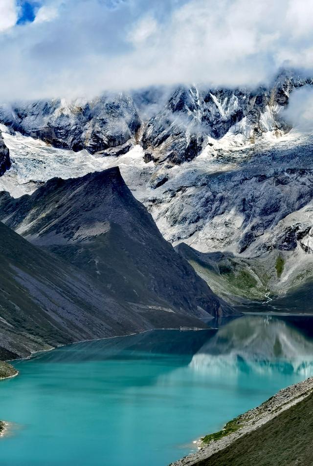 昌都•洛隆，圣湖众多景色很美，有一种神秘的感觉