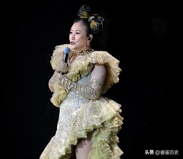 78岁连路都走不稳还开演唱会，全网骂声一片	，她却扬言回馈粉丝