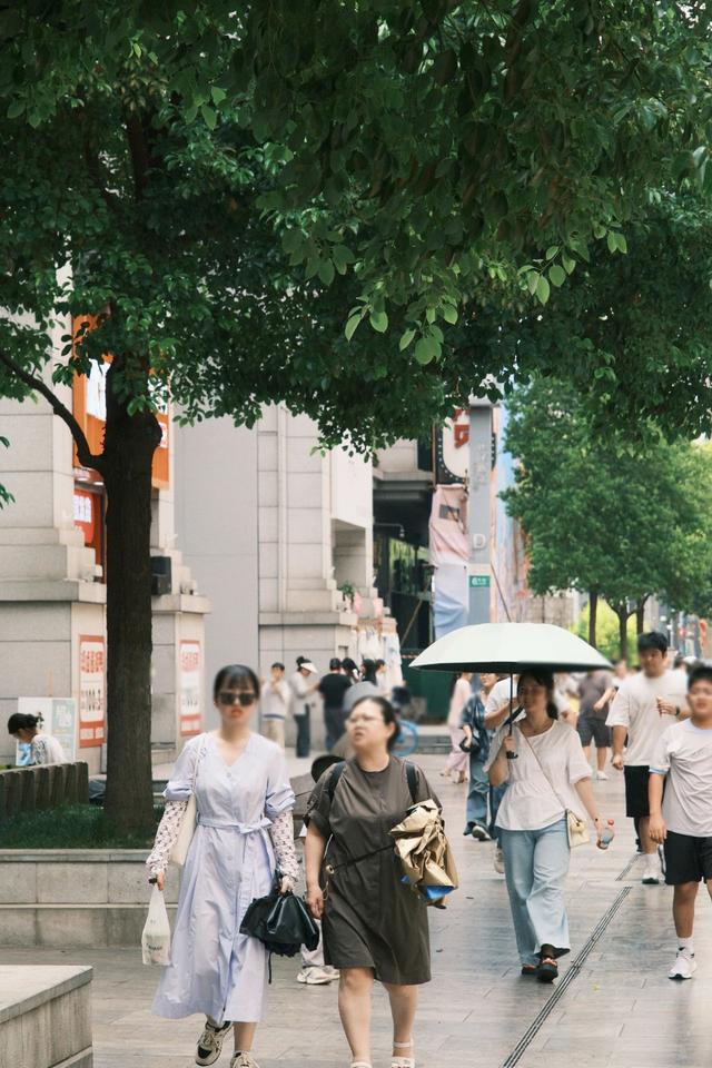 来，走进江汉路的林荫道
