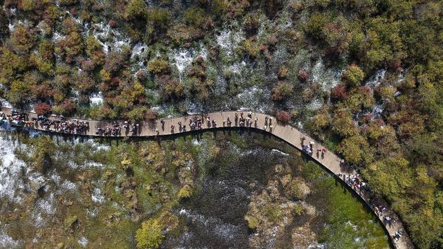 九寨沟彩林季迎“井喷式”客流 九绵高速助力自驾热