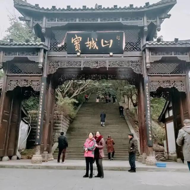 打开朋友圈懵了：如今经济不太景气，为何景区却挤满了人？