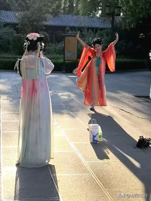 《雨荷厅畔荷香美女乐》～新华社原军事记者陶俊峰泉城大明湖美拍