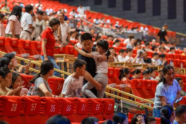 家长问爆了：「月映武夷」凭什么成暑假“必修课”？