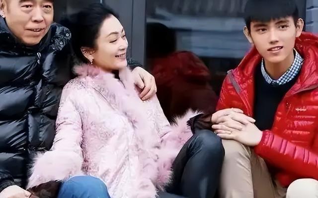 长得太美被导演占为己有	，4年后生下大明星儿子，17岁就成男一号